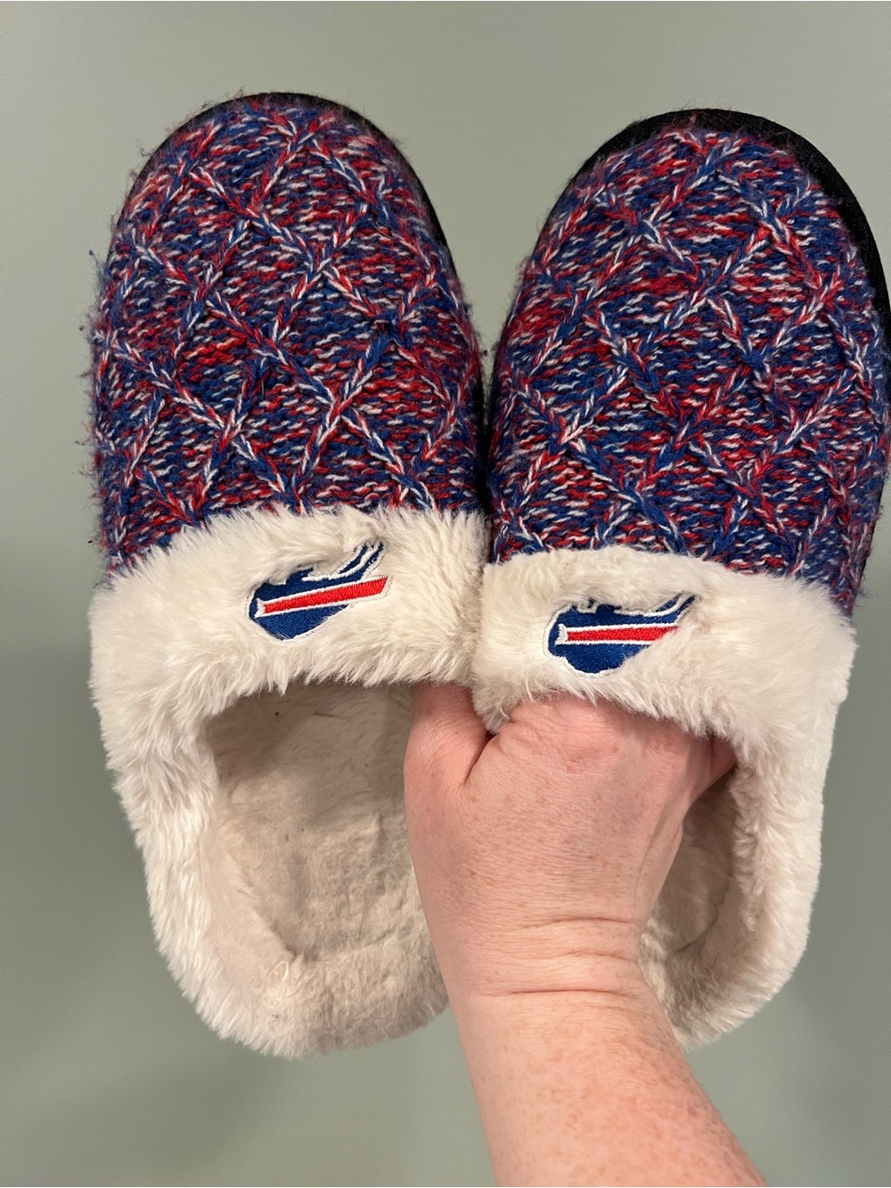 Ladies Buffalo Bills Slippers Size XL (11 to 12) 🦬